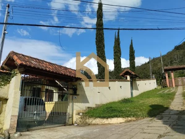 EXCELENTE CASA NO CASCATINHA COM ÁREA DE LAZER COMPLETA
