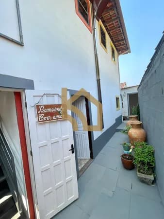 CASA DUPLEX COM SALA LIVING NO SEGUNDO ANDAR E STUDIO/ATELIÊ EM ANEXO
