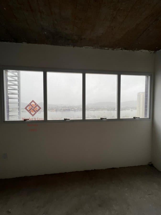 Excelência e praticidade definem esta sala comercial de 30