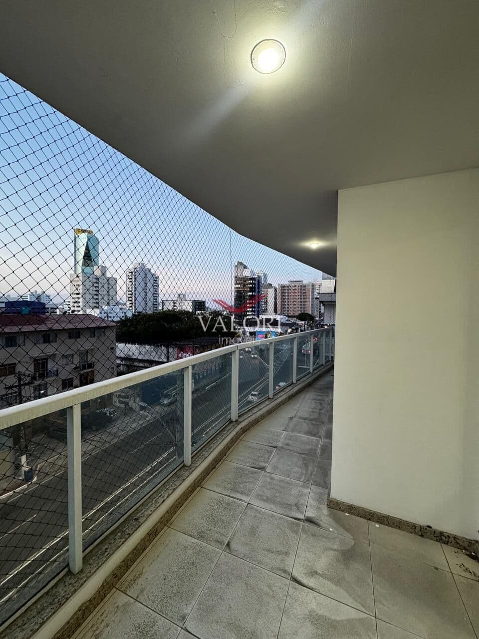 Apartamento de 2 quartos 1 suite com varanda espaçosa