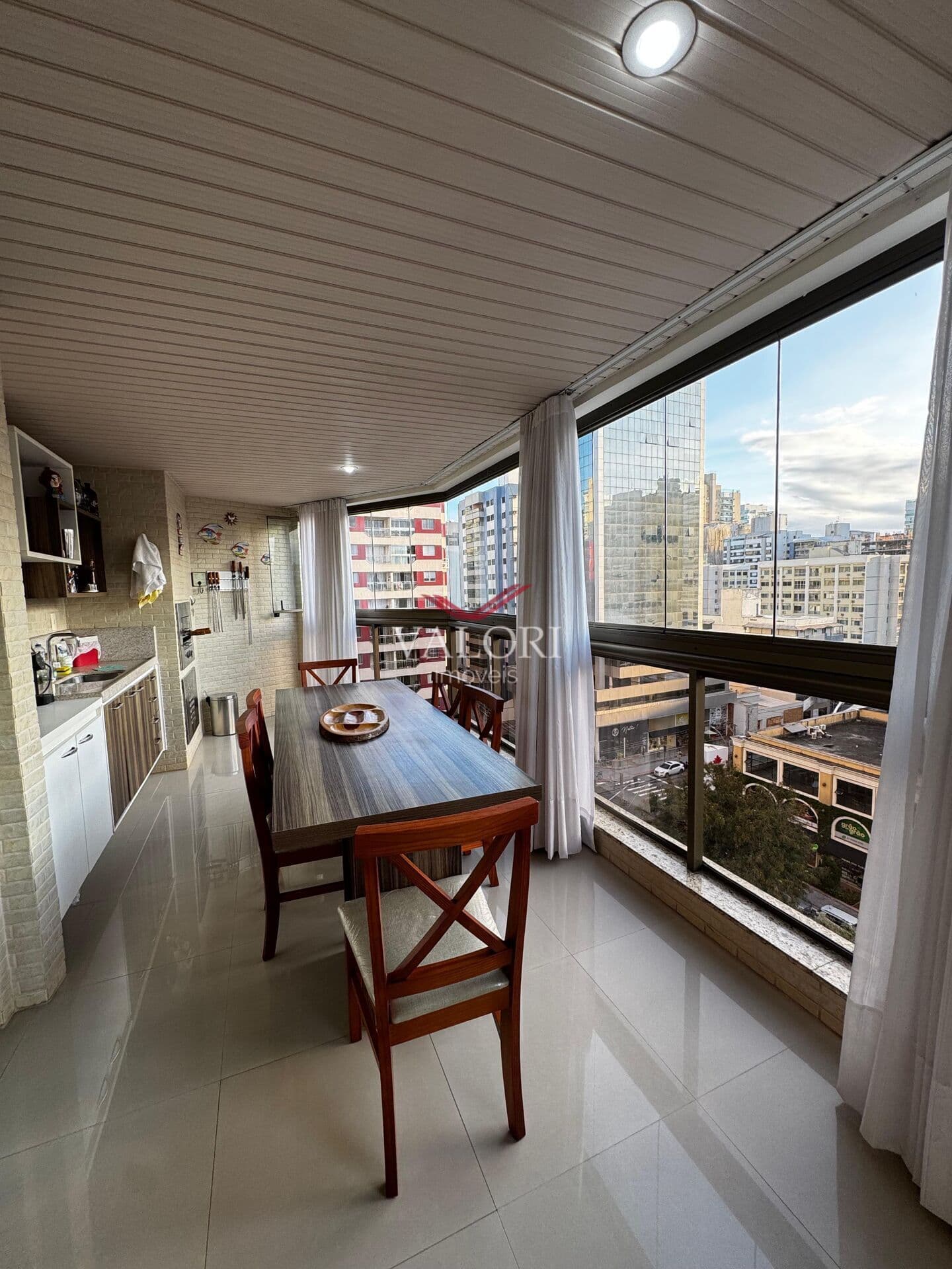 Apartamento na Praia da Costa 04 quartos sendo 2 Suítes