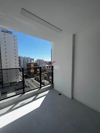 Apartamento de 2 quartos 1 suite localizado na quadra do mar