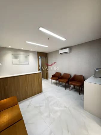 Sala comercial com recepção e uma sala para atendimento.