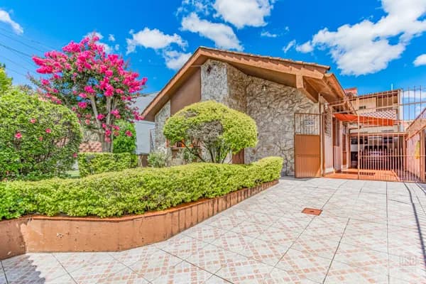 More na Mario Totta! Novidade com vista para o Rio Guaíba e pôr do sol. Lindo Jardim. Casa desocupada com 131m². São 5 dormitórios.