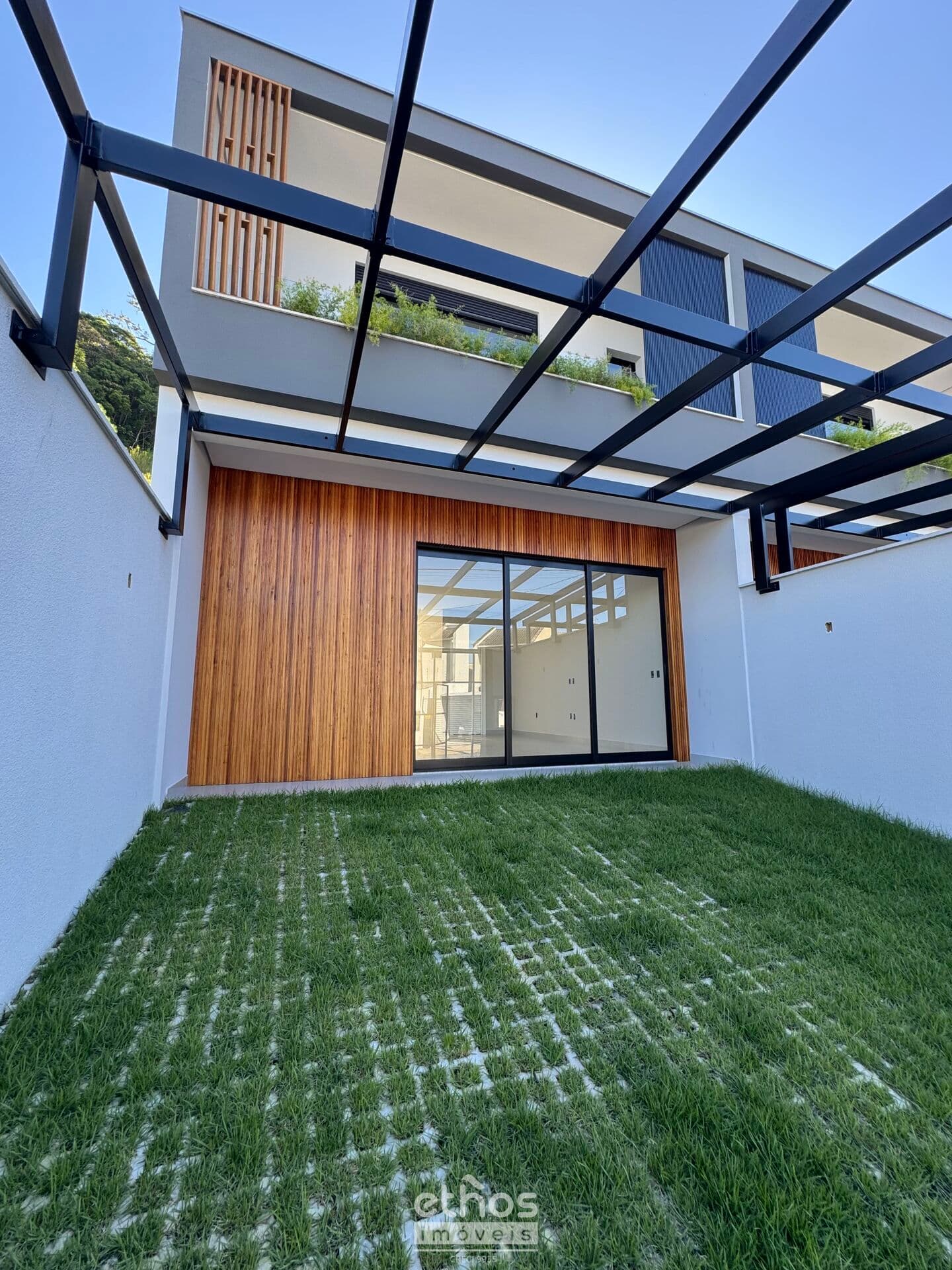 Sobrado Geminado em Jardim Sofia, Joinville/SC