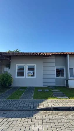 Casa pronta em condomínio fechado com 2 dormitórios e amplo terreno em Araquari