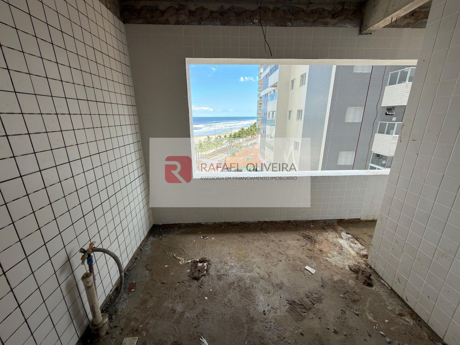 Apartamento 2 dormitorios, 1 suite, 1 vaga, frente ao mar, condominio clube, em Caiçara, Praia Grande/SP