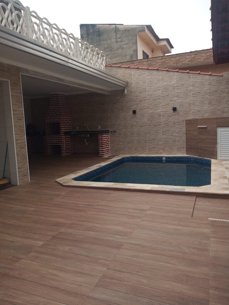 Casa a venda 3 dormitórios, 4 banheiros, 4 vagas de garagem no bairro Ocian, Praia Grande - SP