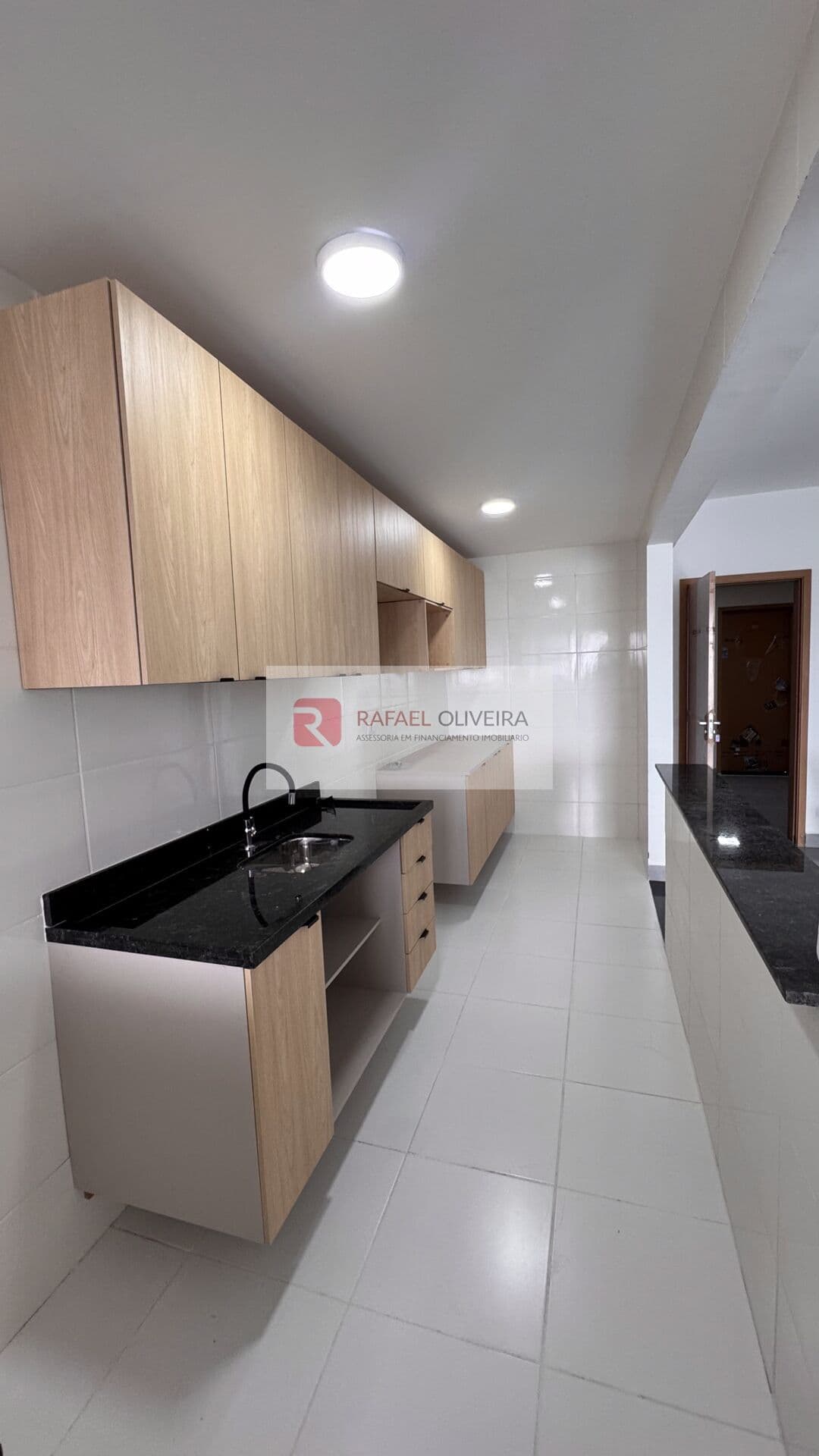 Apartamento 2 dormitorios, 2 banheiros sendo 1 suite, 1 vaga, 200 metros da praia, ao lado da feirinha do Ocian, Praia Grande/SP