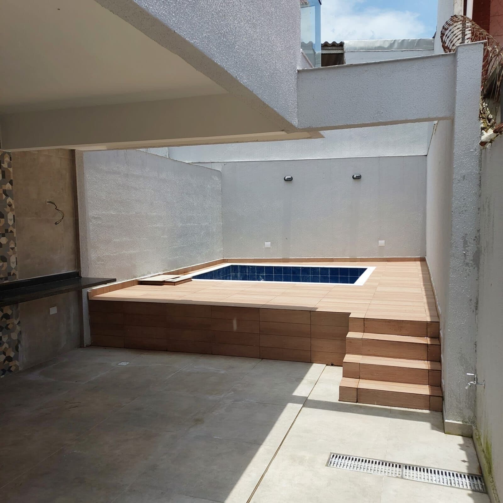 Sobrado 3 dormitórios suítes, 2 vagas, 50metros da praia Solemar, Praia Grande - SP