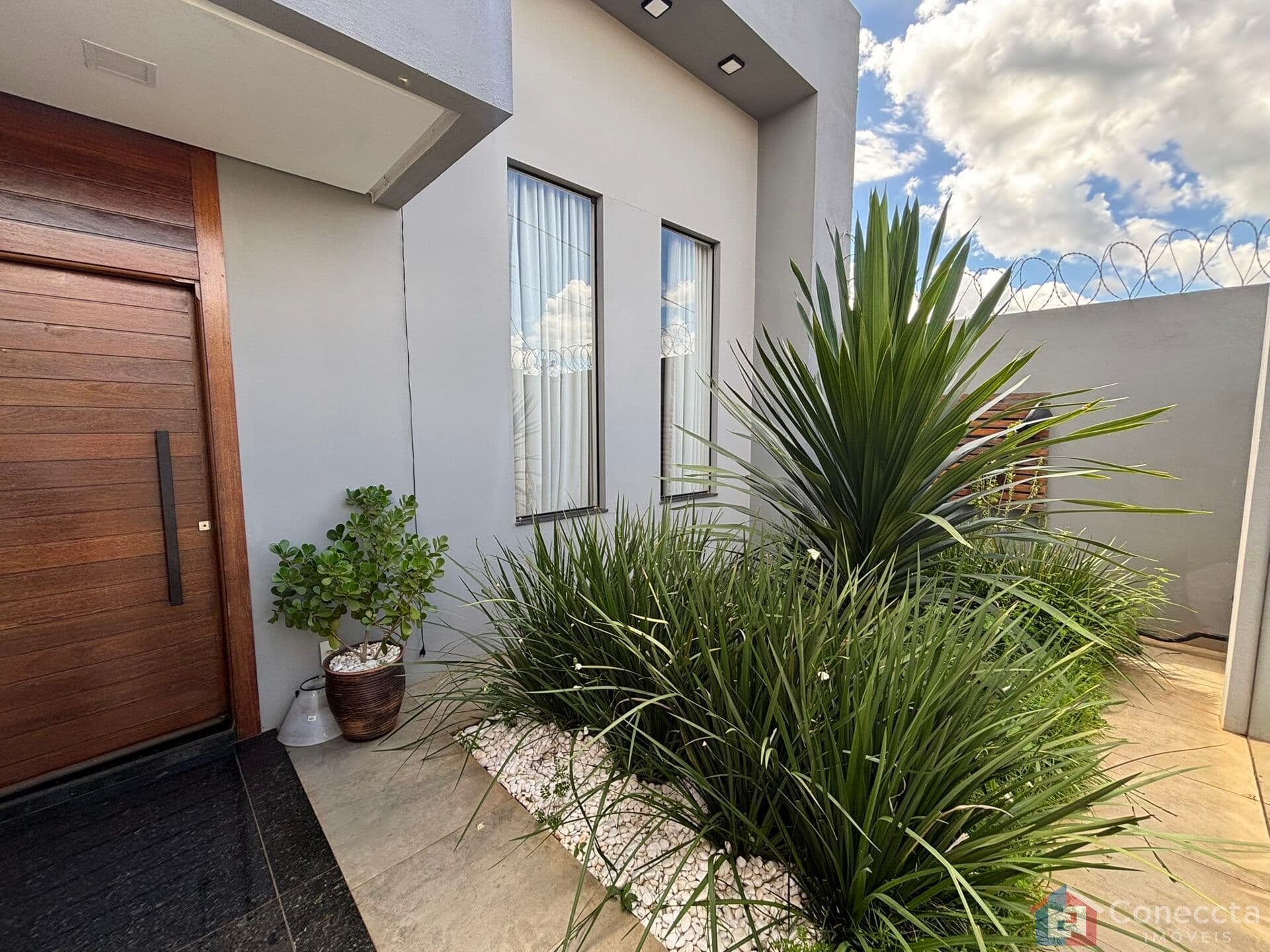 Casa Moderna à Venda no Residencial Barreiro, Patos de Minas - 3 Dormitórios, Piscina e Área Gourmet