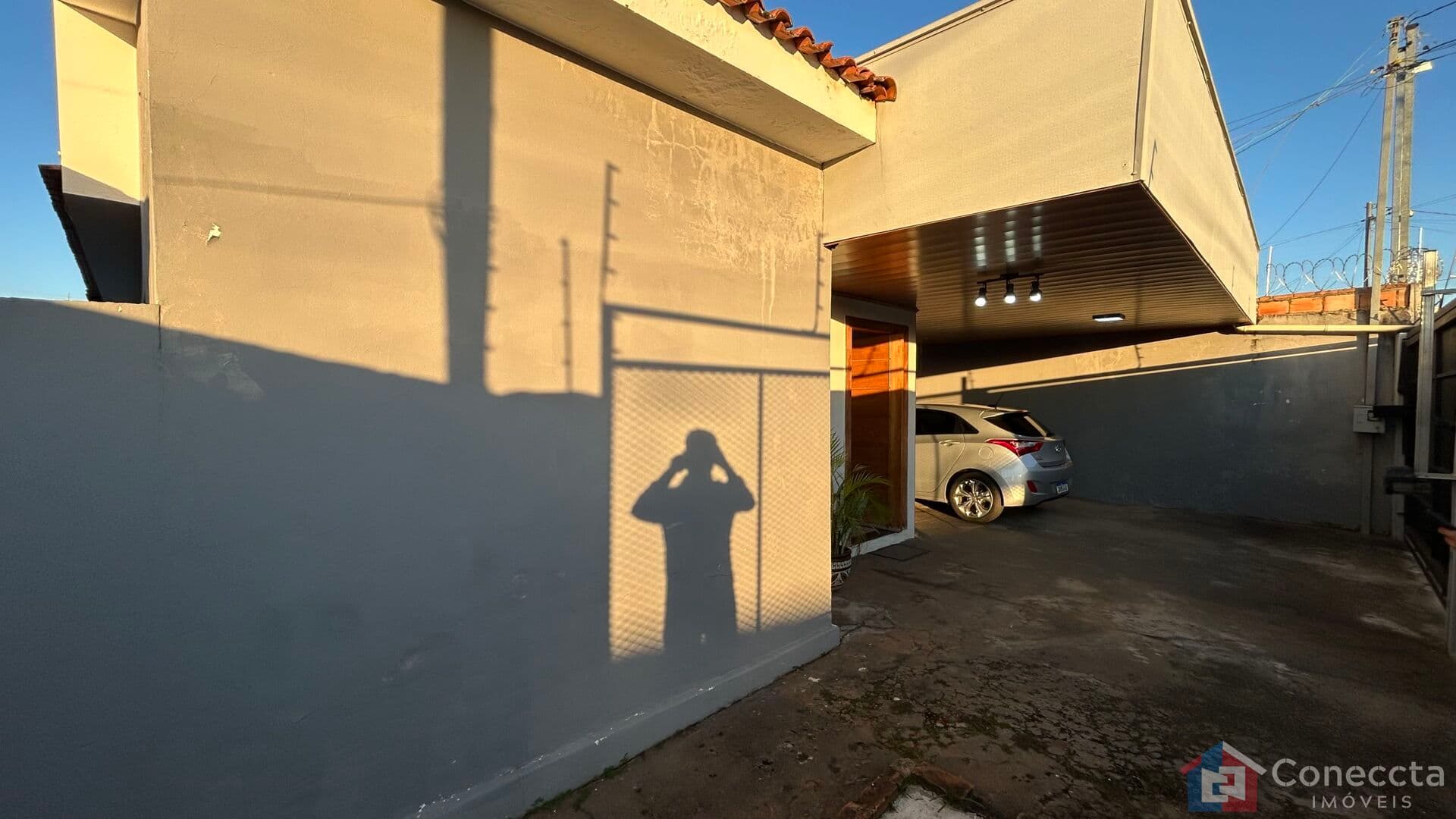 Casa à venda no Jardim Peluzzo em Patos de Minas com 3 quartos e amplo terreno