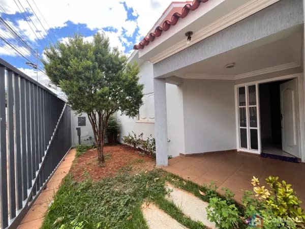 Casa à Venda no Centro de Patos de Minas – 3 Quartos, Suíte e 330m² de Conforto