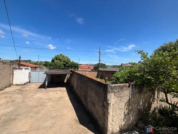 Casa à Venda no Bairro Vila Rosa em Patos de Minas-MG com Amplo Terreno Oportunidade: Casa com 2 Quartos e 382,9m² de Terreno em Local Tranquilo