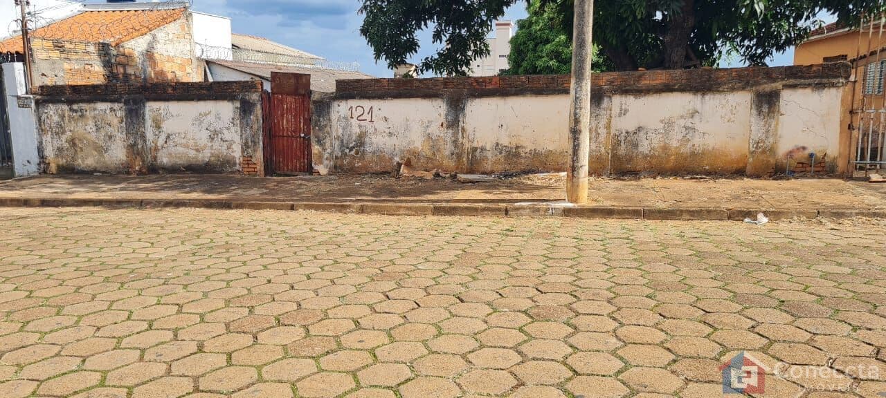 Terreno de 680 m2 no bairro São Francisco, Patos de Minas/MG