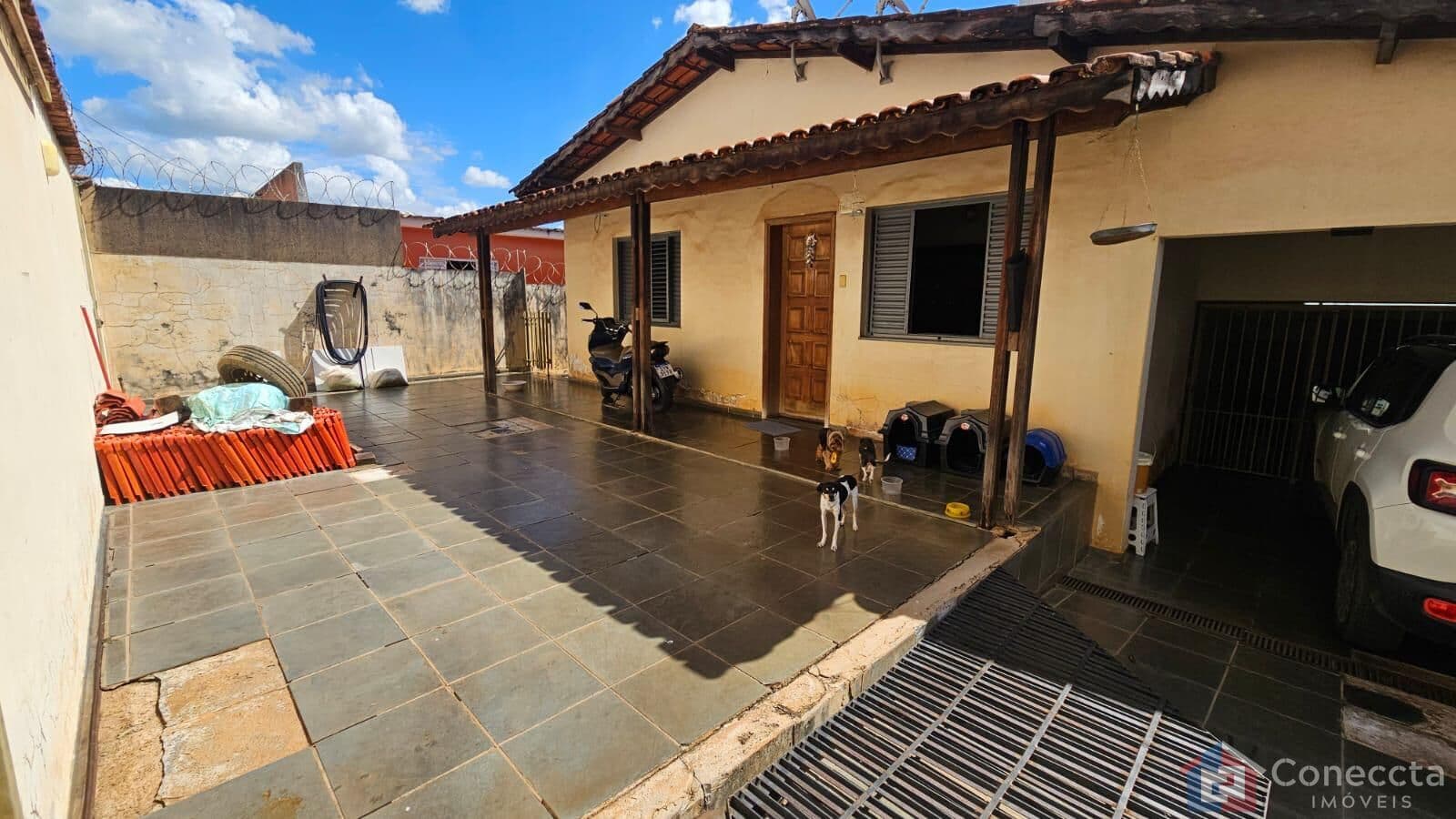 Casa à venda no bairro São Francisco em Patos de Minas – 4 quartos, suíte, 255m² de área construída