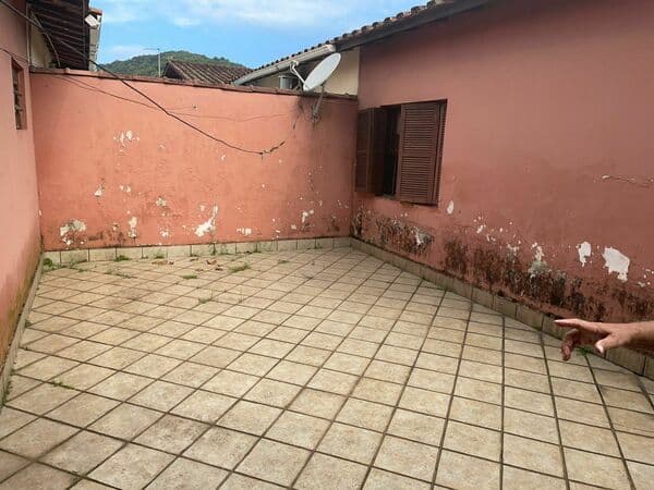 CASA COM EDICULA