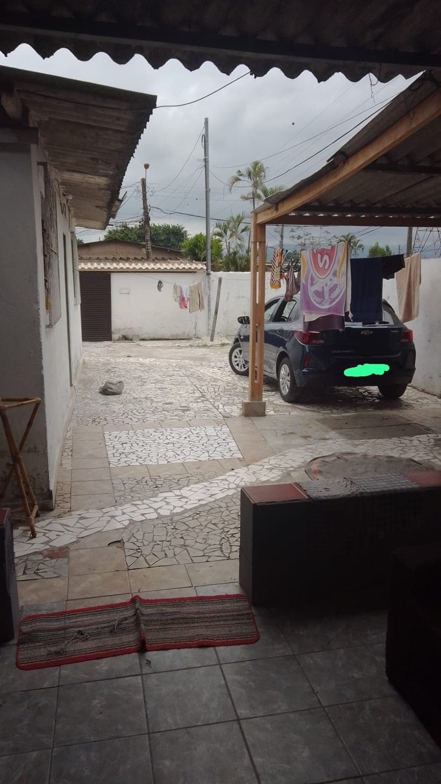 Casa em rua pavimentada