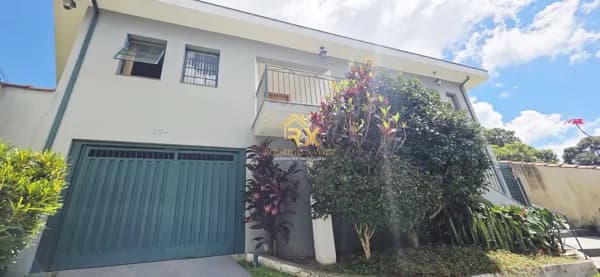 🏡 Casa ampla, 4 quartos, sendo 2 suítes, com quintal e muito verde no Jardim Quisisana – a 5 min do centro de Poços de Caldas