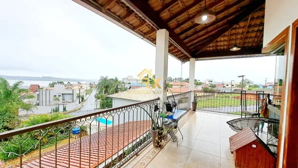 Casa Padrão em Fama com vista para o Lago