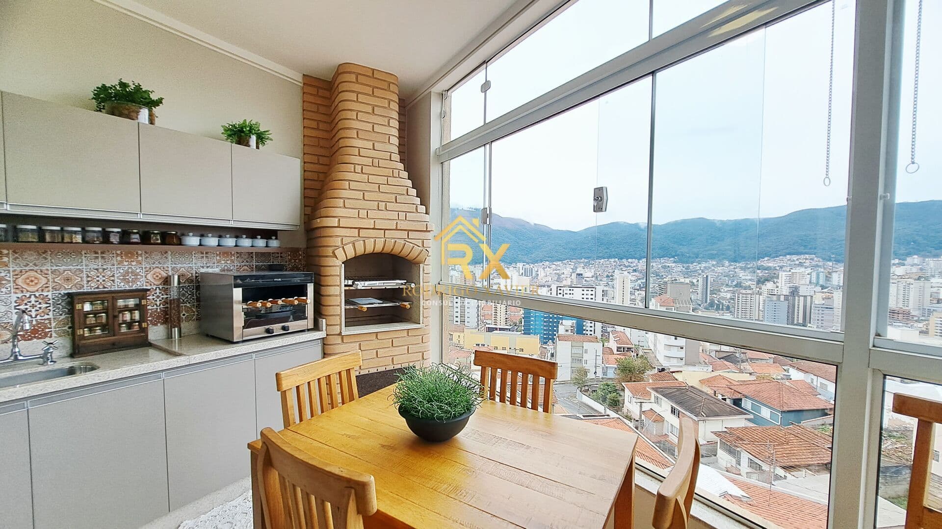 Apartamento com 3 quartos, vista da cidade, no Jardim Bela Vista, a 2 minutos do centro de Poços de Caldas