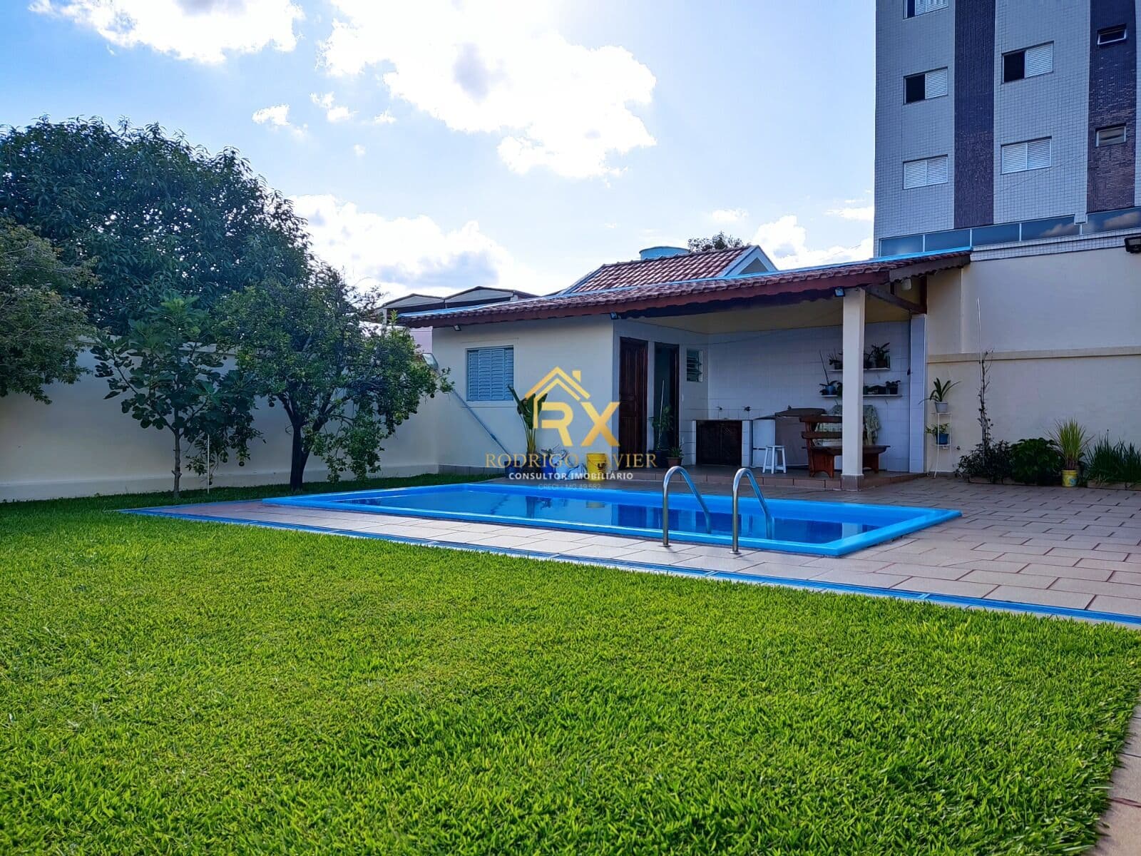 Casa à venda no Jardim dos Estados, com 4 quartos sendo 2 suítes