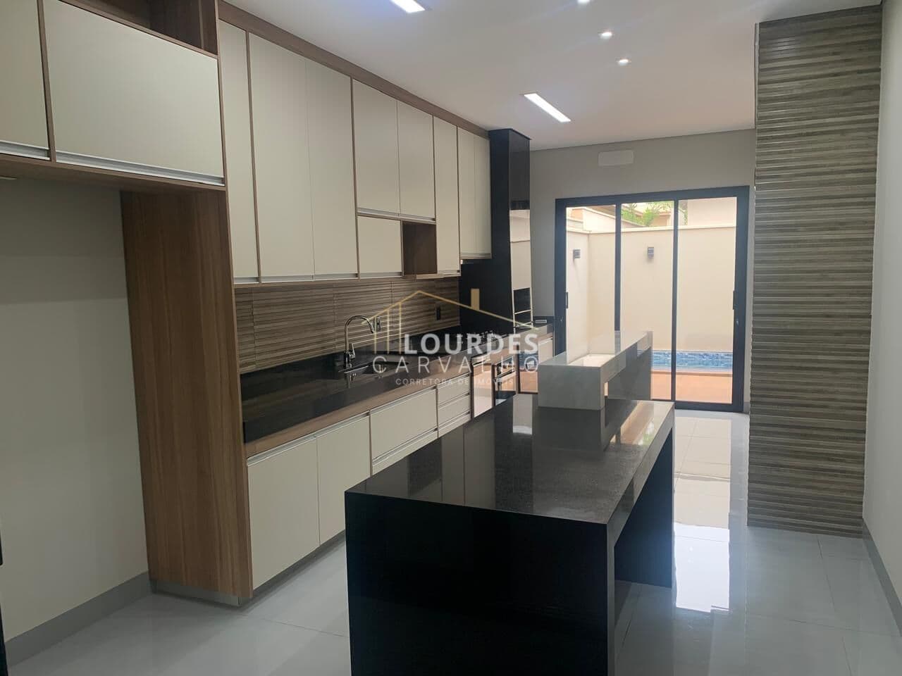 Casa Térrea, 03 Suítes/ Cozinha Gourmet e Piscina