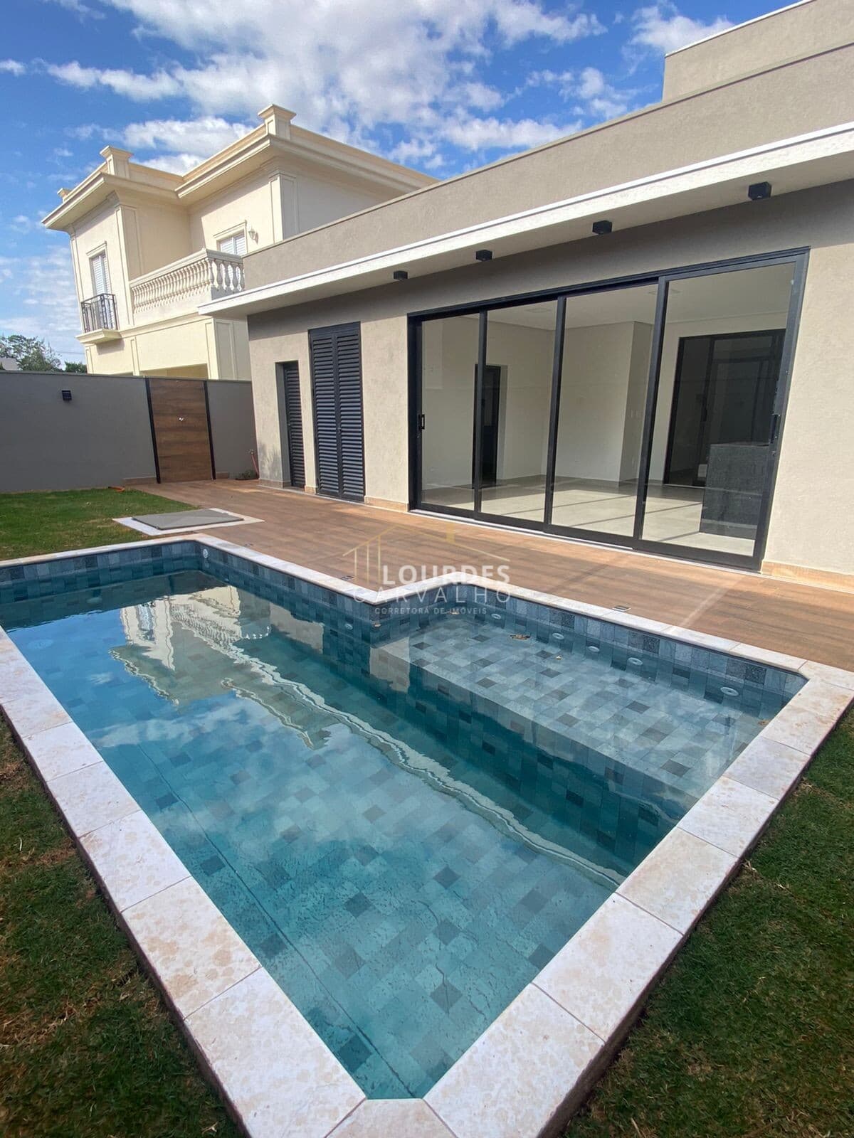 Casa Térrea 04 Suítes/Cozinha Goumert e Piscina