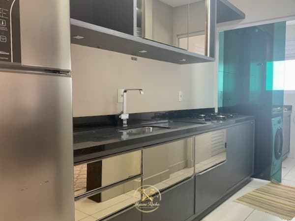 Apartamento espaçoso e com vista da sacada para o campo de futebol do Criciúma