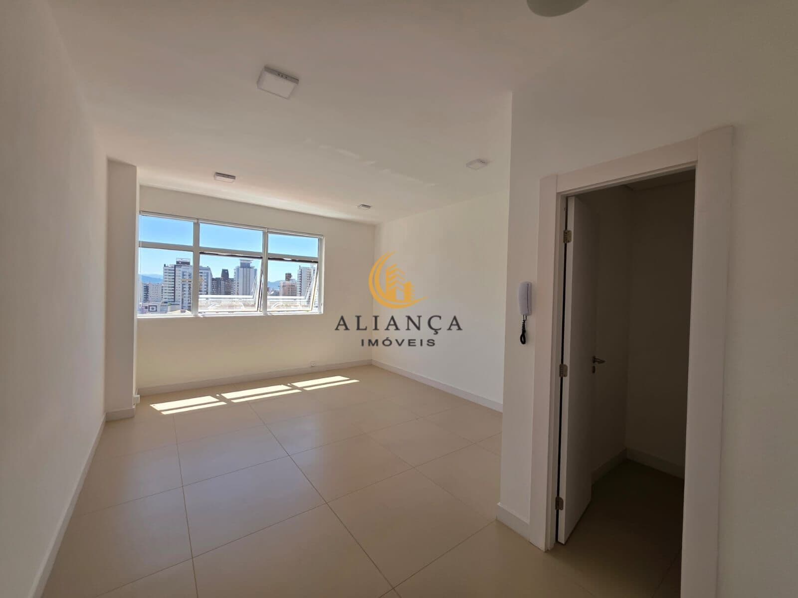 Excelente oportunidade de locação de sala comercial com 25