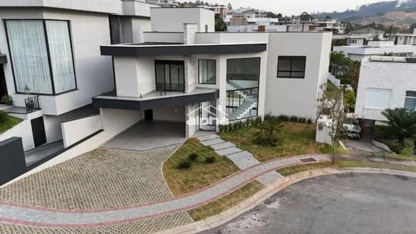 Casa de Condomínio em Santana de Parnaíba - Alphaville