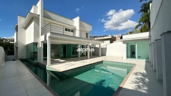 Linda casa, em excelente condomínio!