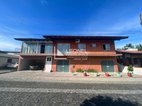 Casa à venda com 3 dormitórios no bairro Quintino em Timbó/SC