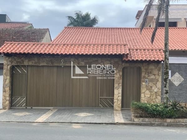Casa ampla com piscina no bairro Quintino.