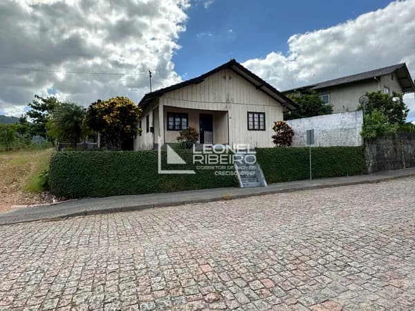 Casa de madeira com 100m², à venda no bairro Cruzeiro em Rio dos Cedros/SC