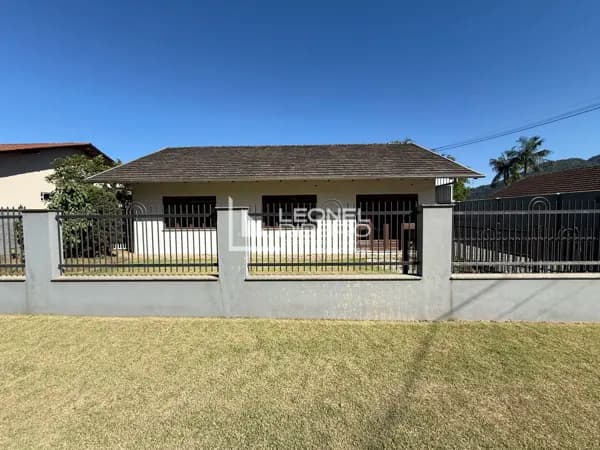 Casa com 3 dormitórios à venda, 250,76m² no bairro das Capitais em Timbó-SC