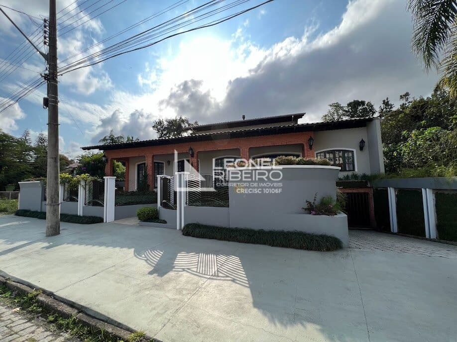 Casa com 4 dormitórios à venda no bairro Quintino - Timbó/SC