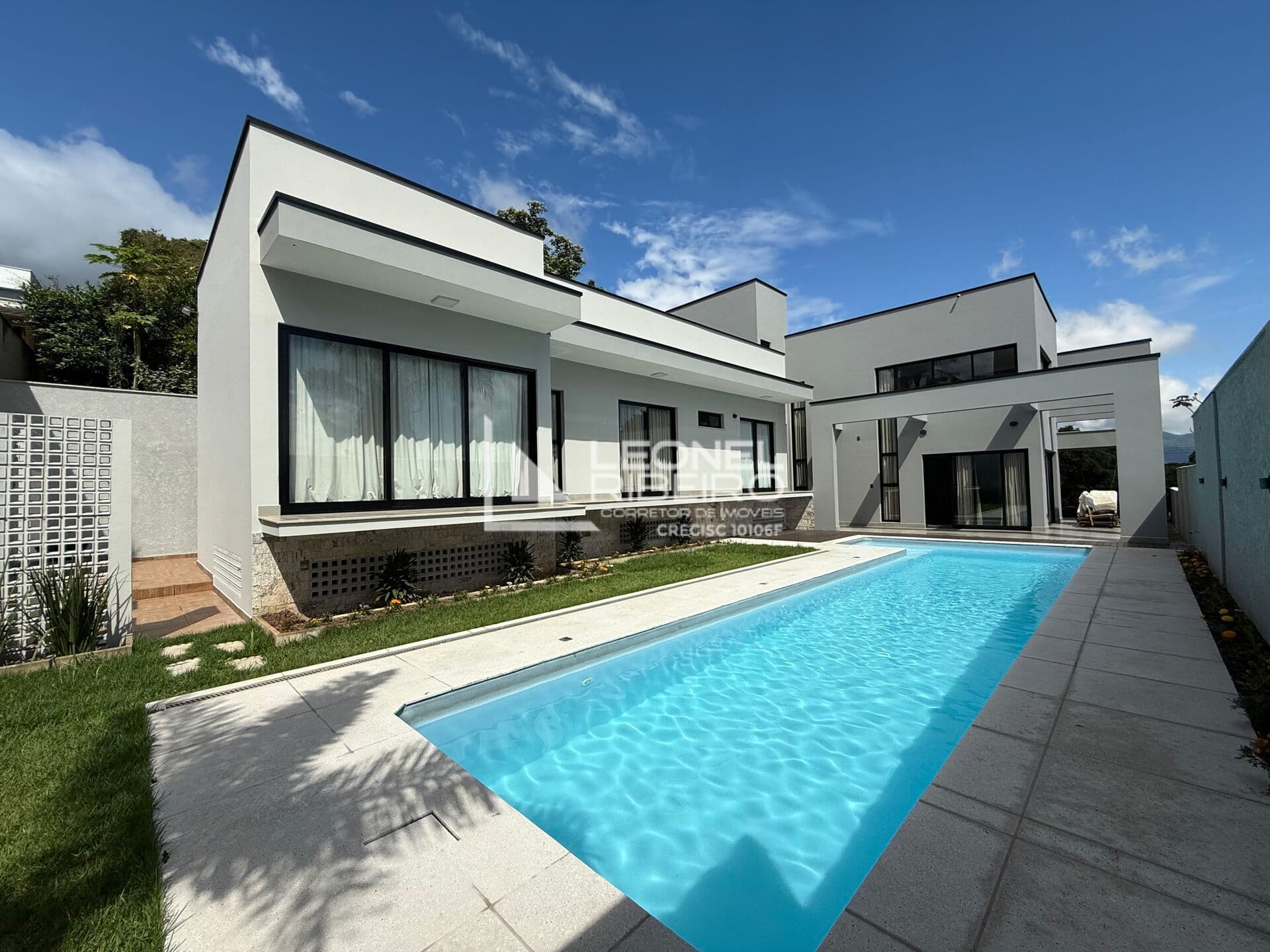 Casa com 3 dormitórios (1 suíte) à venda, 260,00 m² no bairro dos Estados em Timbó-SC
