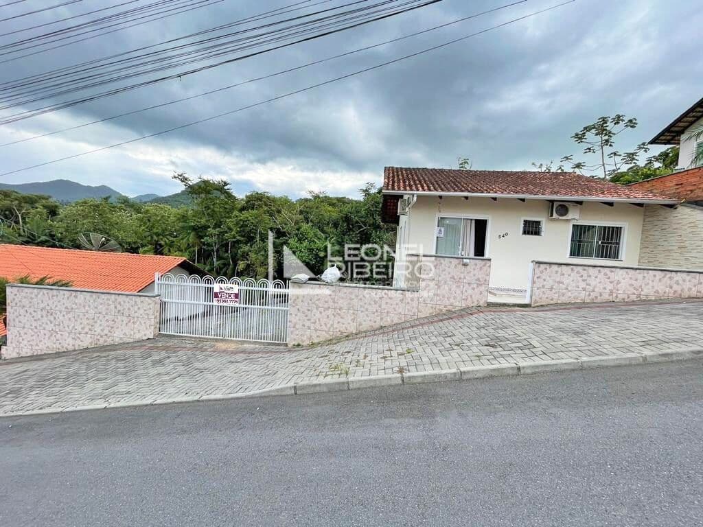 Casa à venda com 2 dormitórios no bairro das Capitais em Timbó/SC.