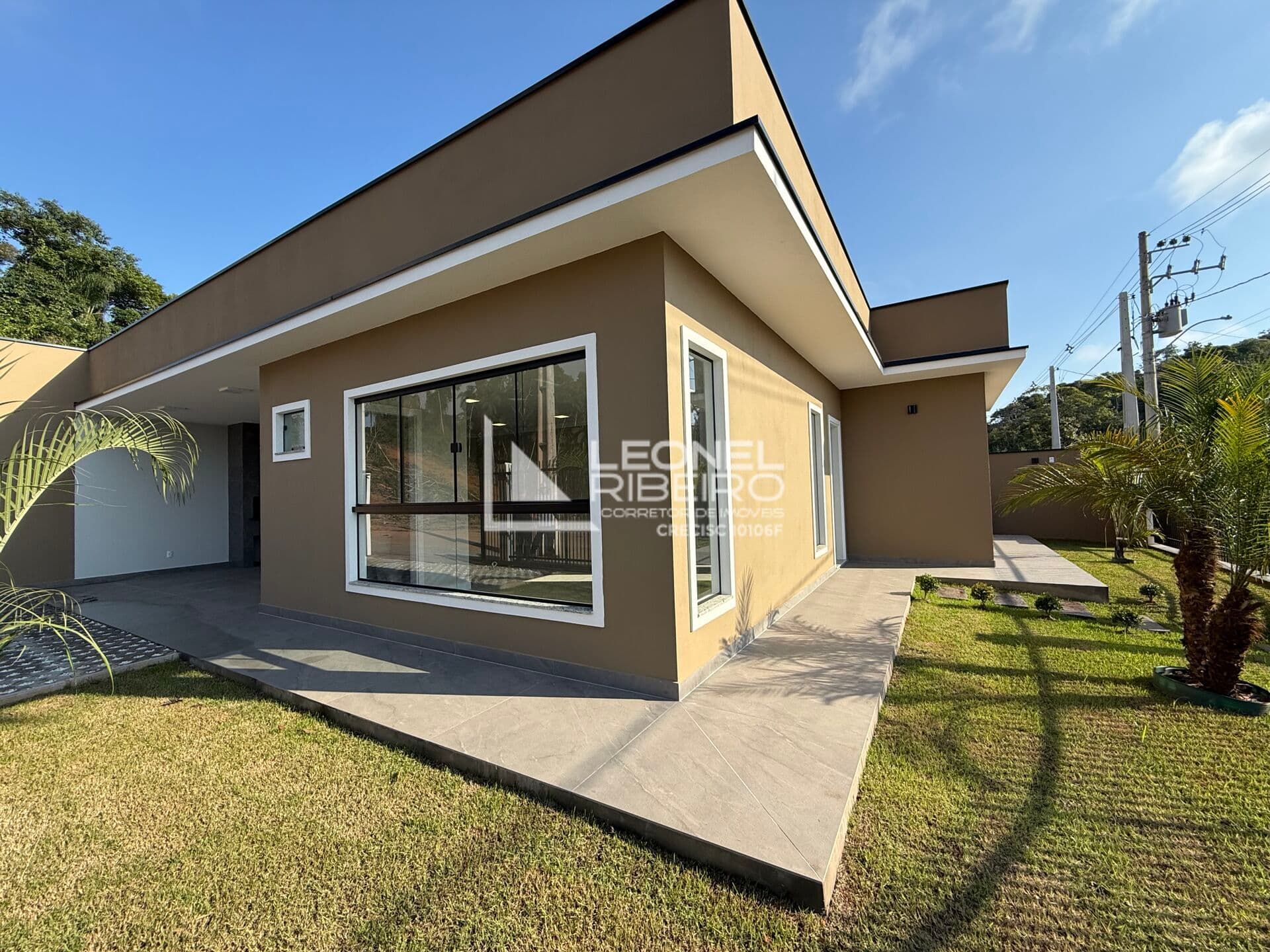 Casa com 3 dormitórios suítes, 134,36m² à venda no bairro Araponguinhas em Timbó - SC