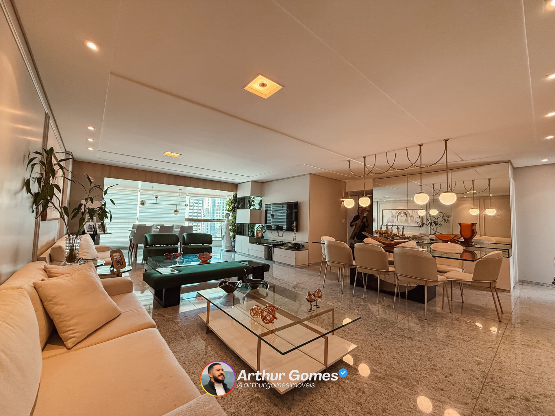 Apartamento reformado em Boa Viagem com 4 quartos, 3 vagas e 183 m²