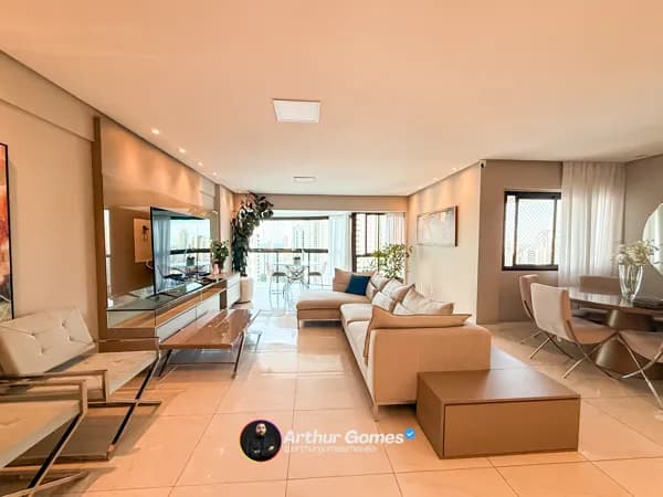 Apartamento em Boa Viagem com 136 m², Andar Alto e Reformado.