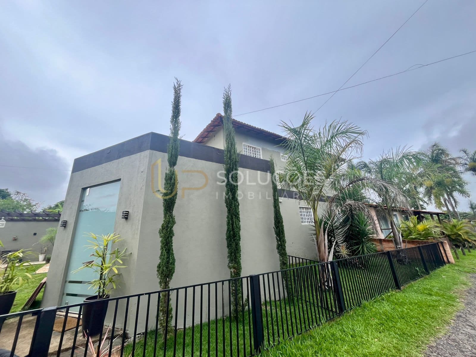 Quartos | 2 Suítes | Suíte Master com Hidromassagem | Closet | 3 Salas | Portão Eletrônico Terreno: 300 m² | Área construída: 330 m² | Não aceita financiam
