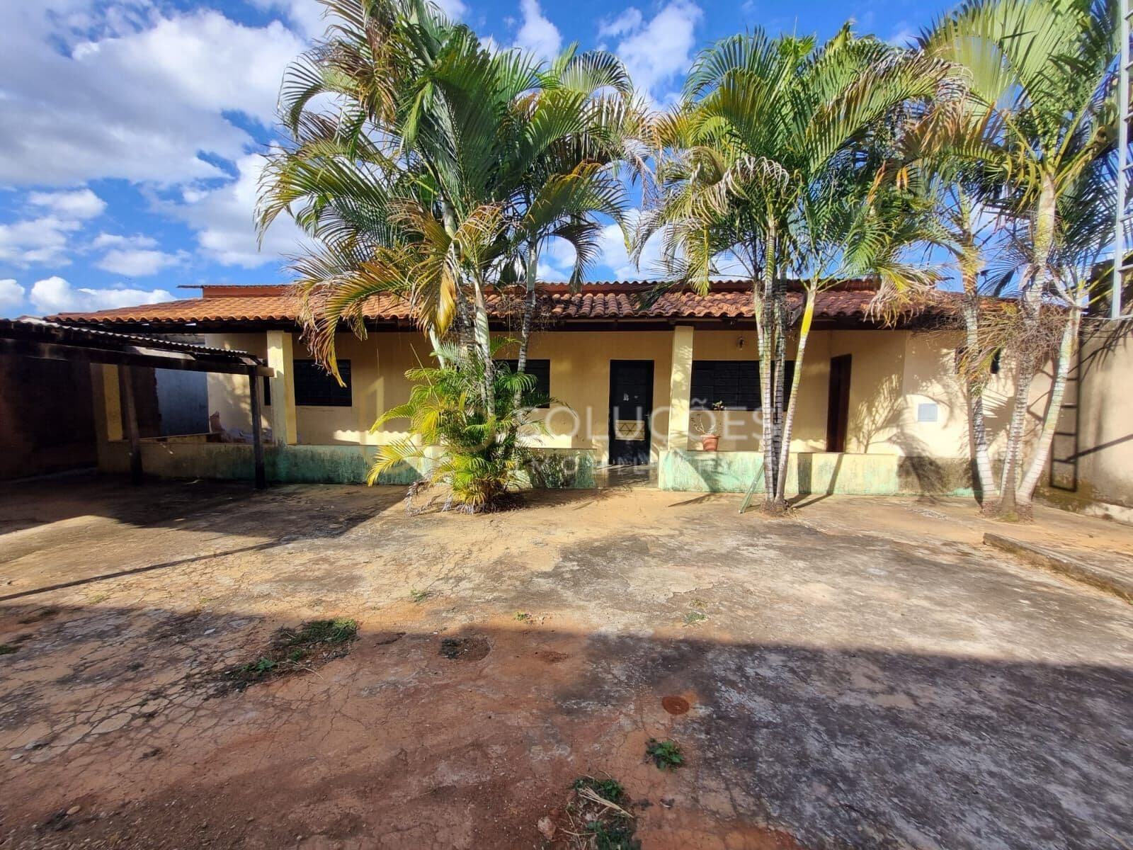 Casa 3 Quartos | 2 Lojas Comerciais, Lote de 900m² | Arapoangas Quadra 21