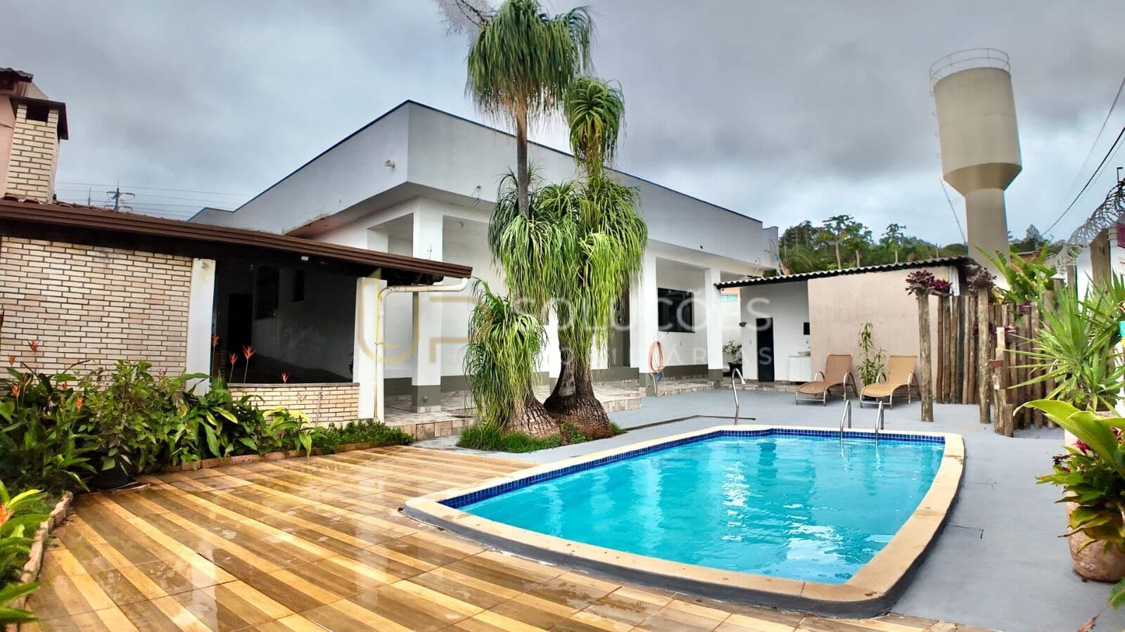 Casa Térrea em Condomínio com 3 Suítes, Piscina Aquecida e Energia Solar + 600m² de Terreno | 380m² Construídos