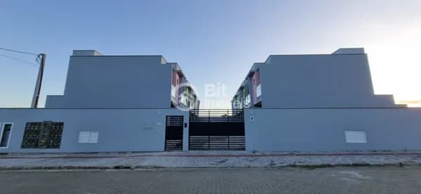 CASA GEMINADA COM DUAS SUÍTES