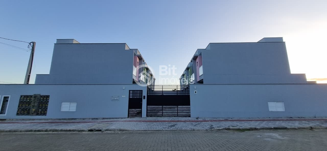 CASA GEMINADA COM DUAS SUÍTES