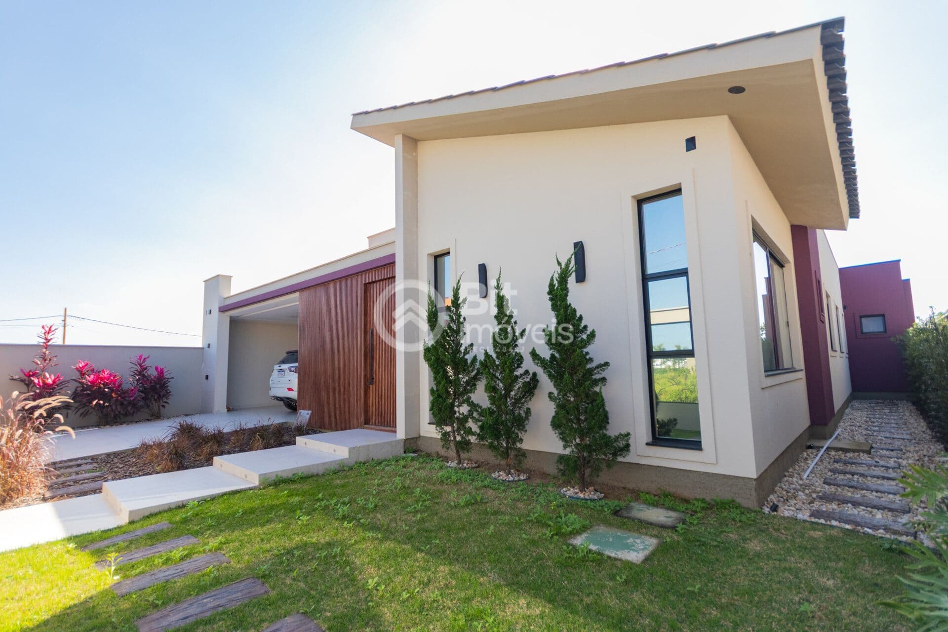 CASA COM TRÊS DORMITÓRIOS - SANTO ANTÔNIO DE PÁDUA