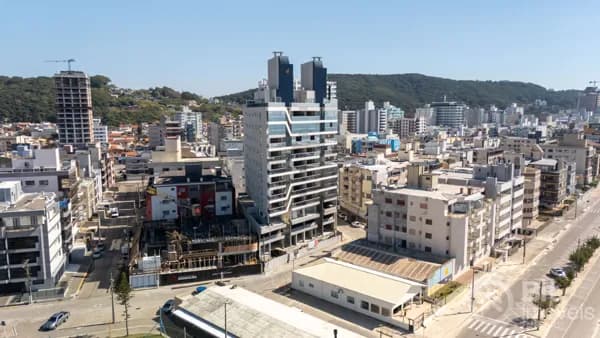 APARTAMENTO COM TRÊS SUÍTES - LAGUNA