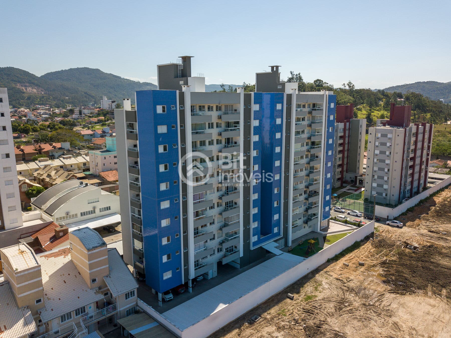 APARTAMENTO COM DOIS DORMITÓRIOS E UMA SUÍTE